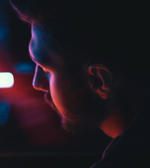 woman with blue eyes looking at the light